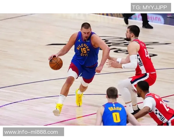 首发场均15分7篮板7助攻且命中两记三分的球员仅有三人包括威少约基奇和077